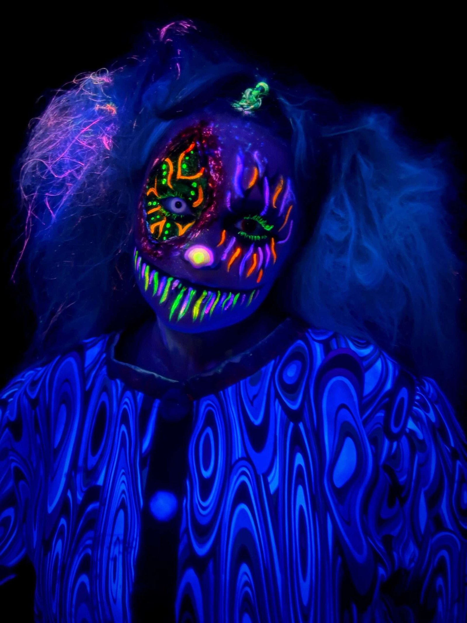 Maquillage artistique - Maquillage UV - Maquillage Fluo - Maquillage clown - Face painting - Maquilleuse isère - Maquilleuse Rhône Alpes - Maquilleuse Bourgoin Jallieu